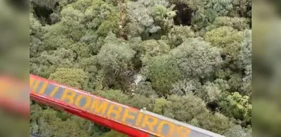 Imagens registram helicóptero destruído após queda na Serra catarinense