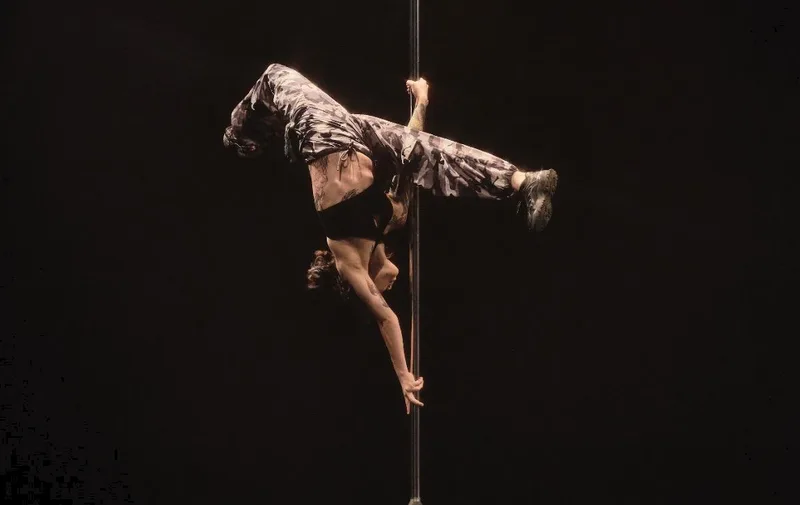 Pole dance amplia presença no esporte e na arte, mas ainda enfrenta preconceito